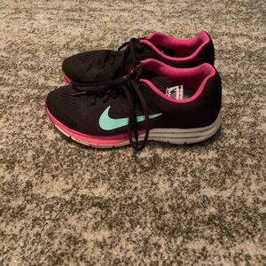 Women’s Nike used tennis shoes, size 6.5